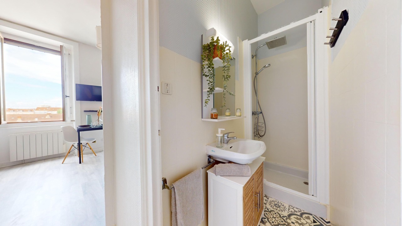 Photo of Bathroom in Republique - Tolstoi