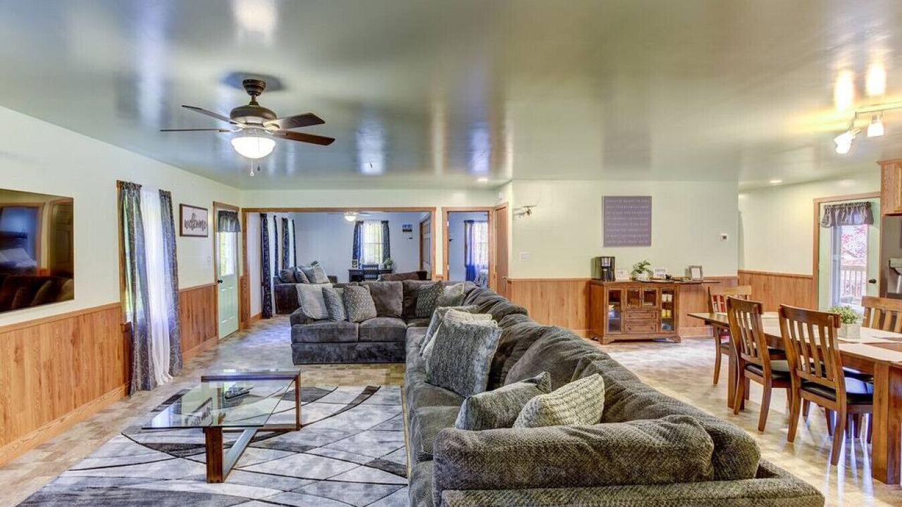 Photo of Livingroom in Salisbury Center