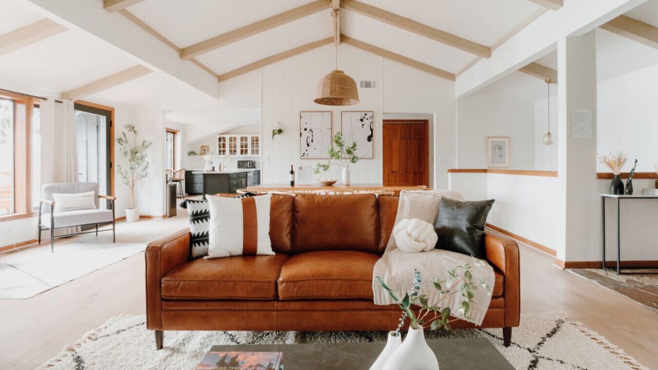 Photo of Livingroom in Maple Heights-Lake Desire