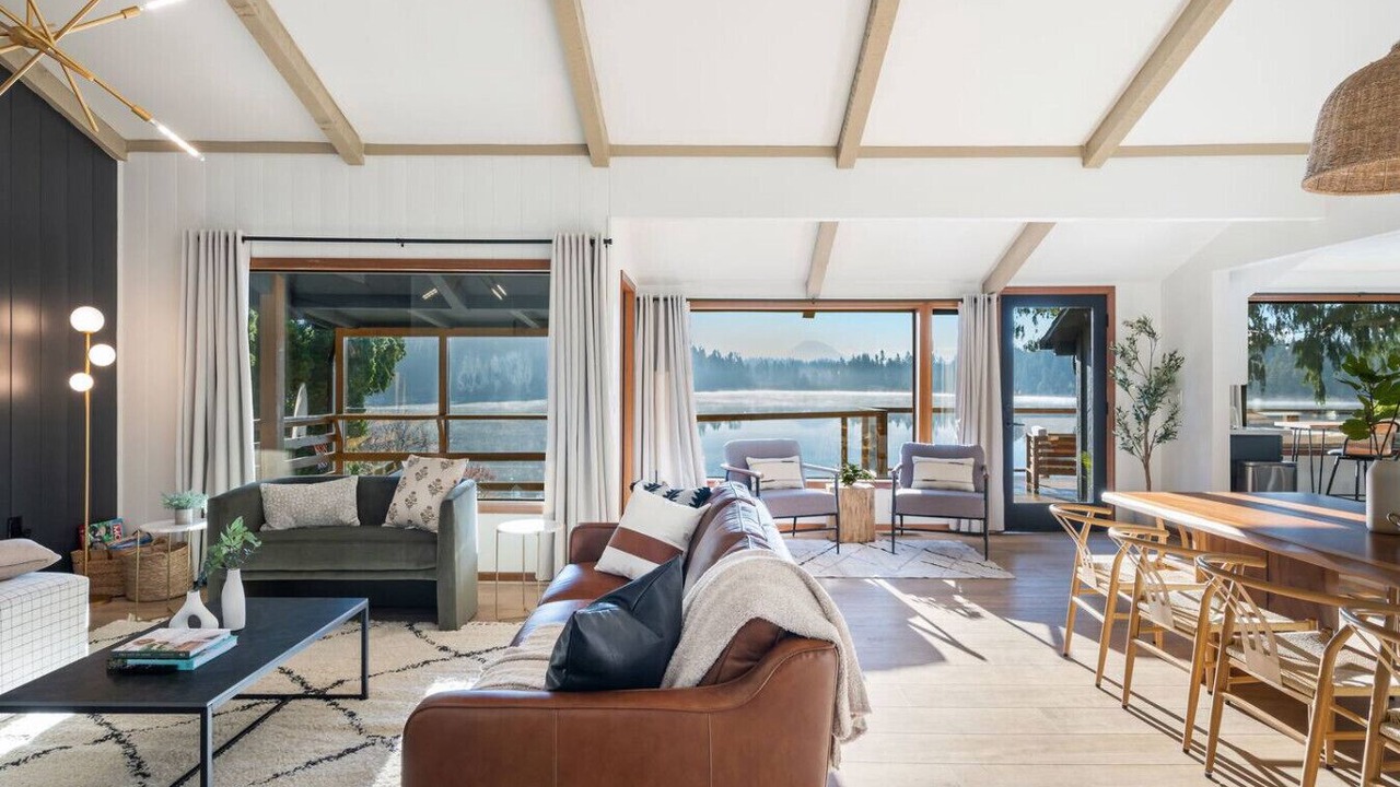 Photo of Livingroom in Maple Heights-Lake Desire