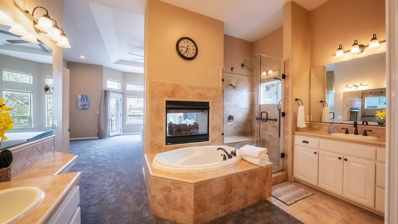 Photo of Bathroom in Discovery Bay