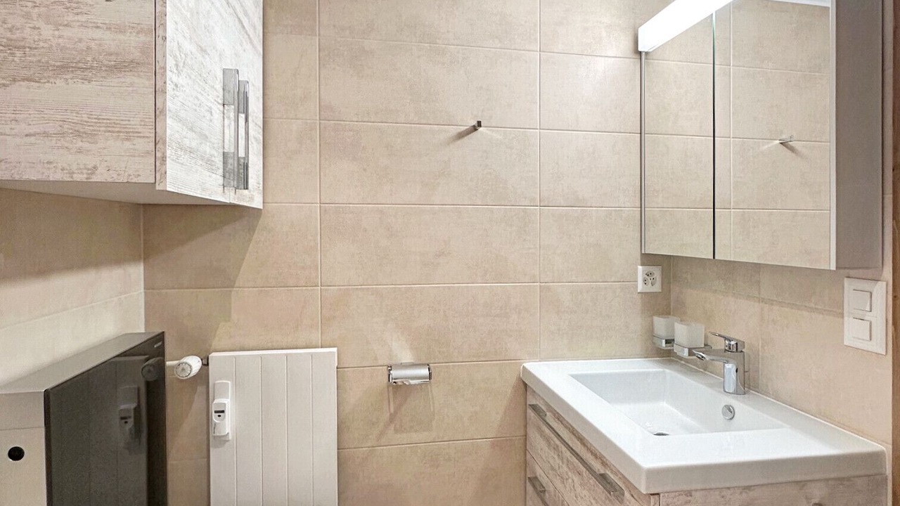 Photo of Bathroom in Lens