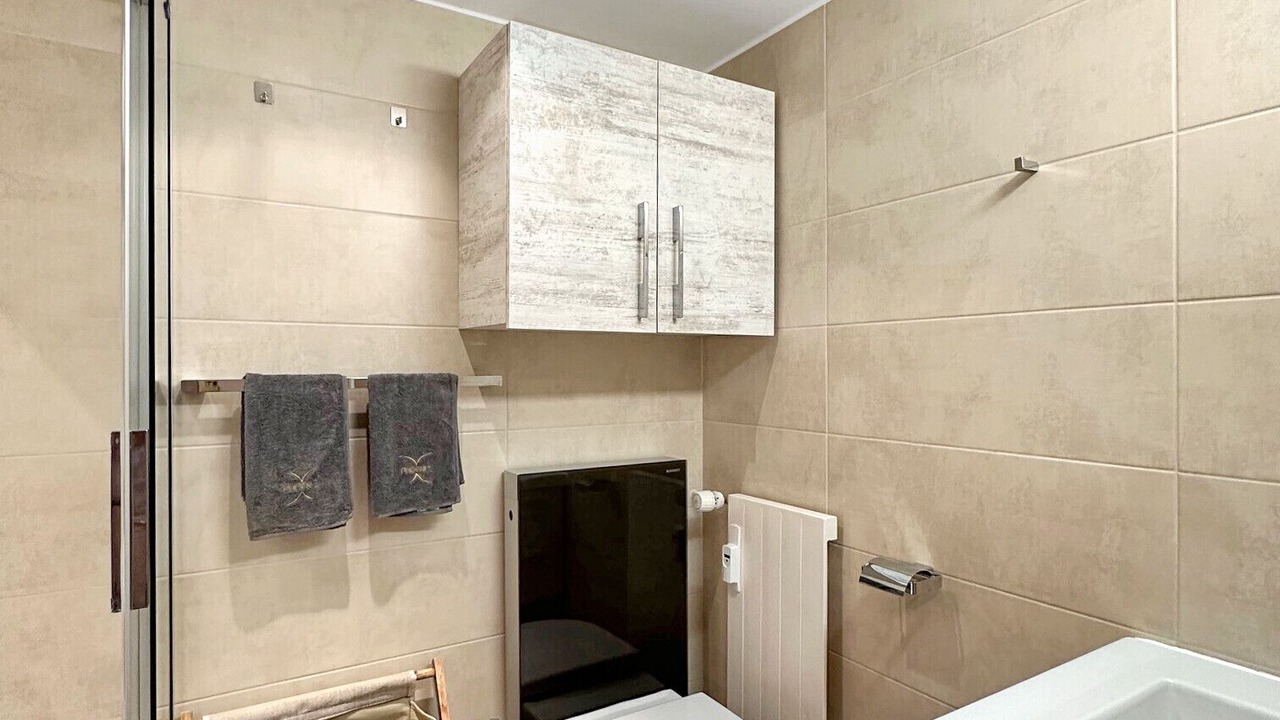 Photo of Bathroom in Lens