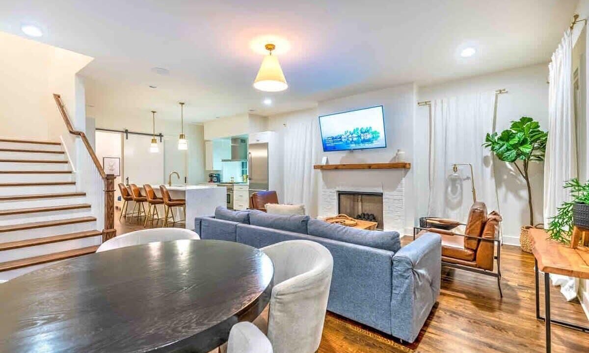 Photo of Livingroom in Hillsboro West End