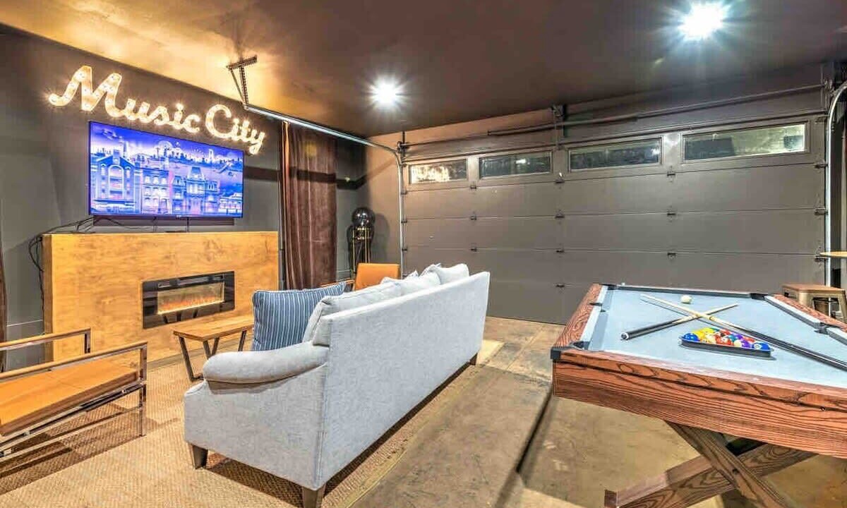 Photo of Livingroom in Hillsboro West End