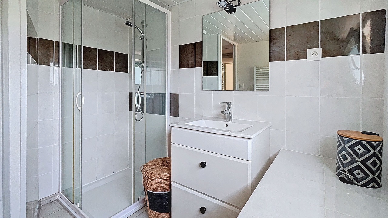 Photo of Bathroom in Caurel