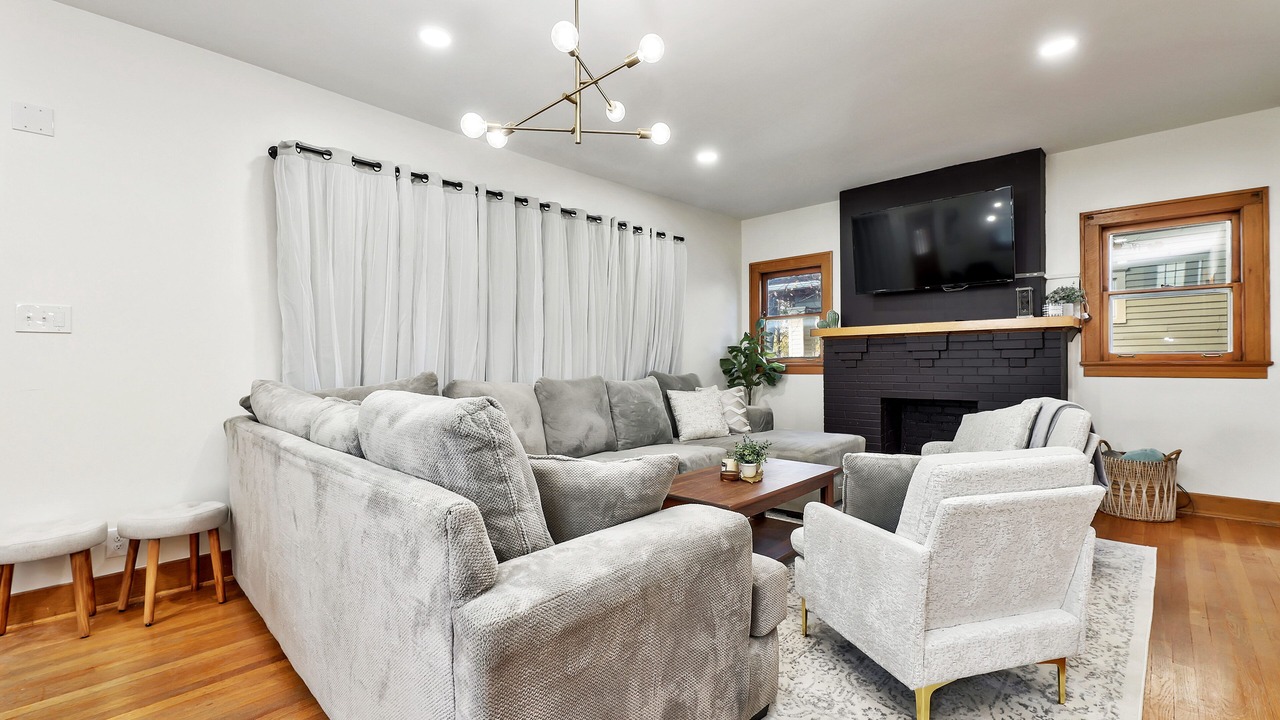 Photo of Livingroom in College Hill