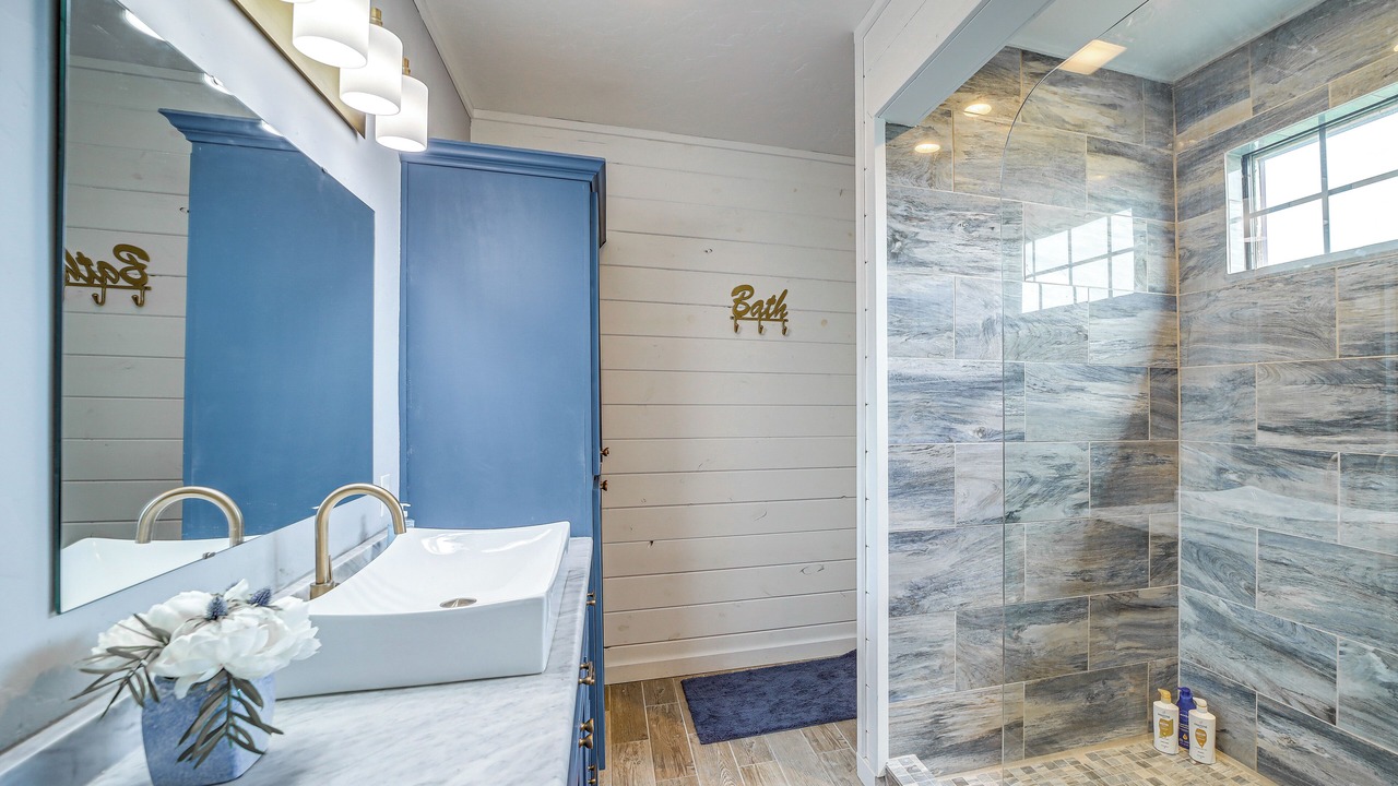 Photo of Bathroom in Vinita