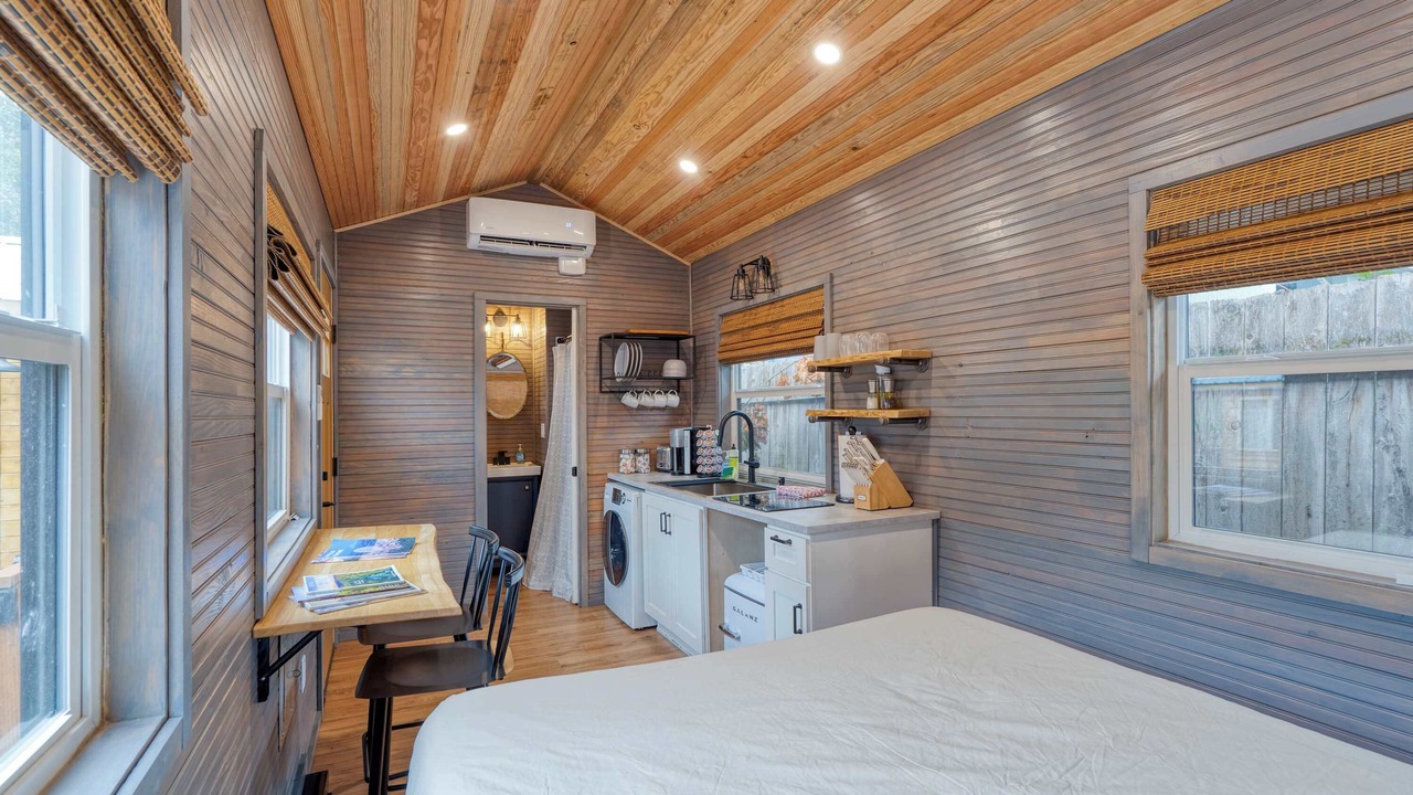 Photo of Bedroom in Hosford-Abernethy