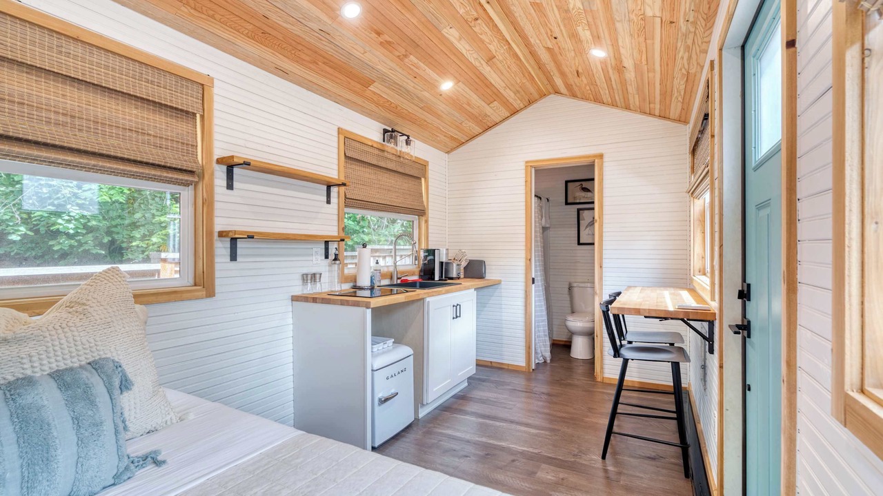 Photo of Bedroom in Hosford-Abernethy