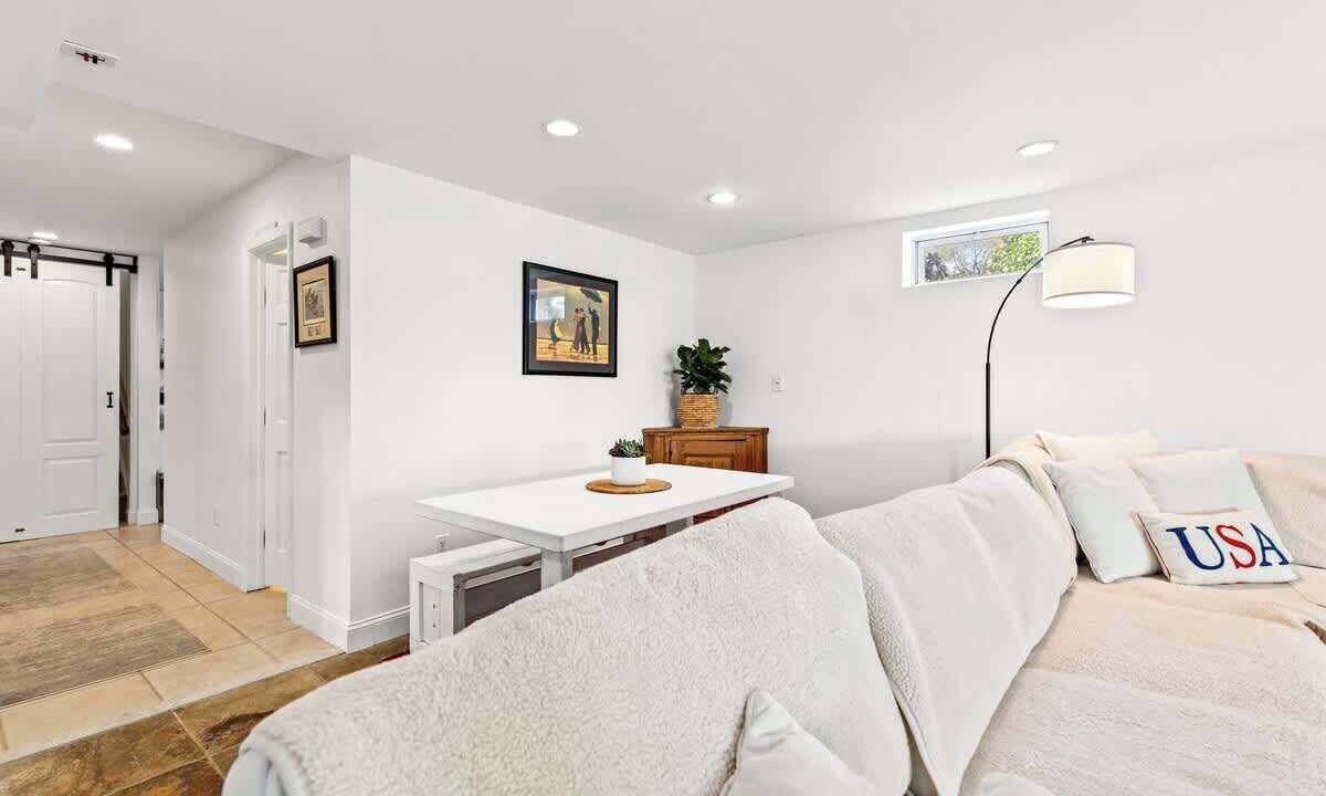 Photo of Livingroom in Edgewater