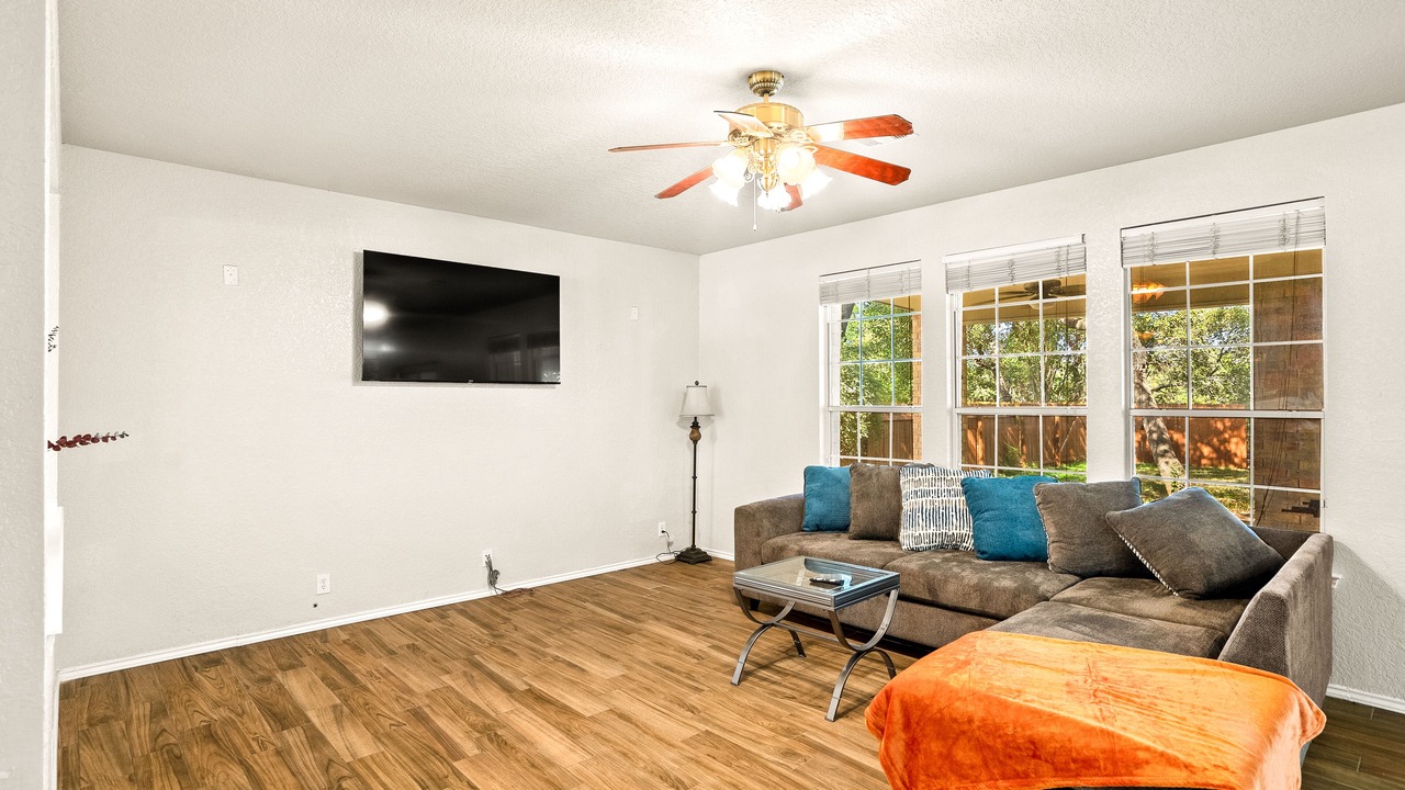 Photo of Livingroom in Far North Central