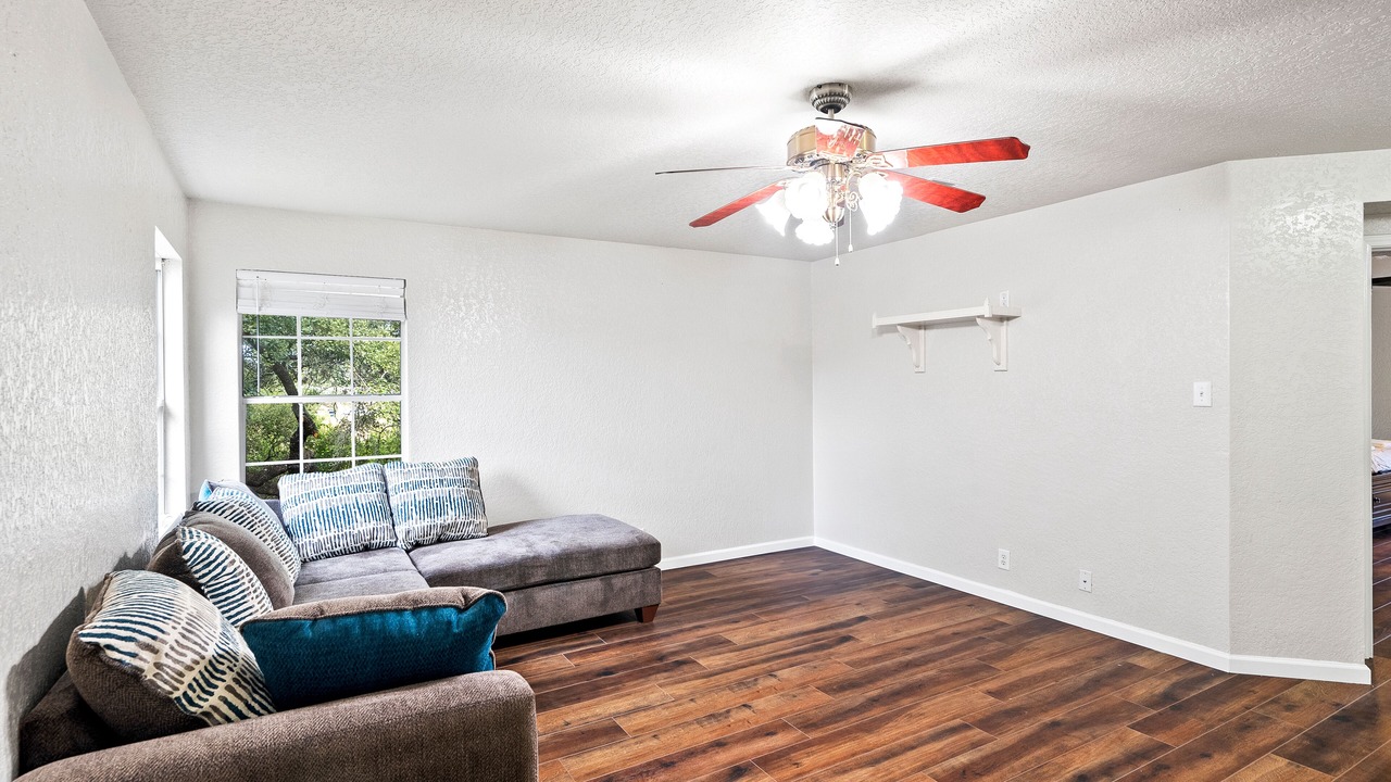 Photo of Livingroom in Far North Central