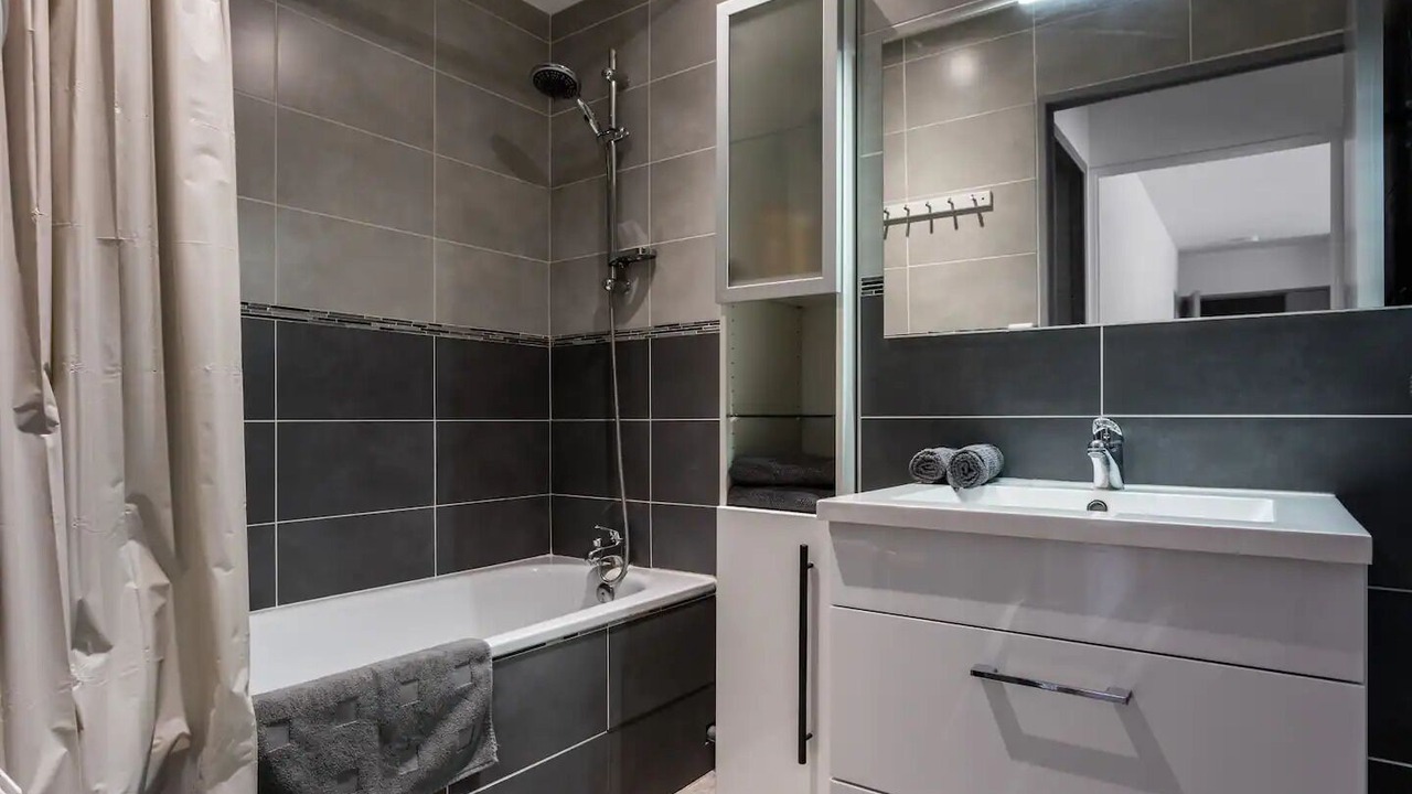 Photo of Bathroom in Antigone