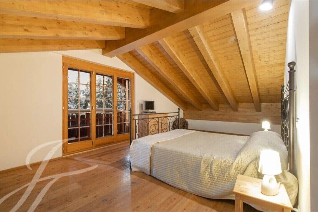 Photo of Bedroom in Lens