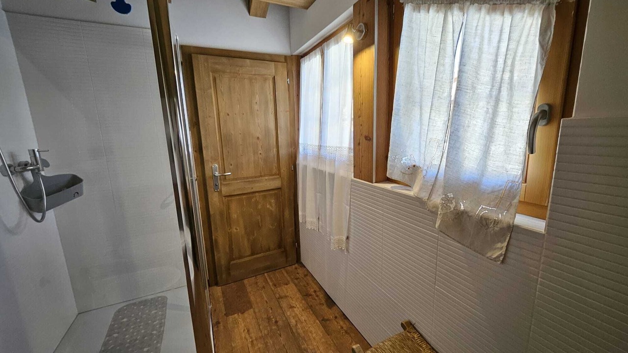Photo of Bathroom in Lens