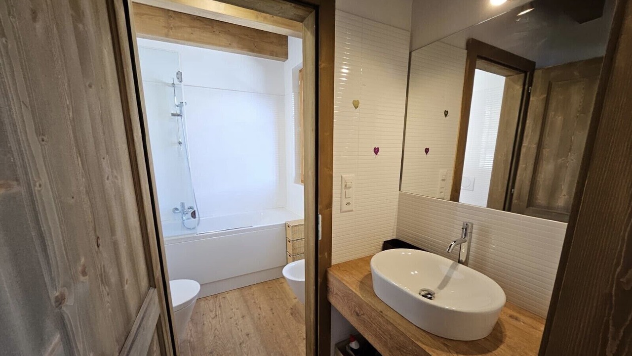 Photo of Bathroom in Lens