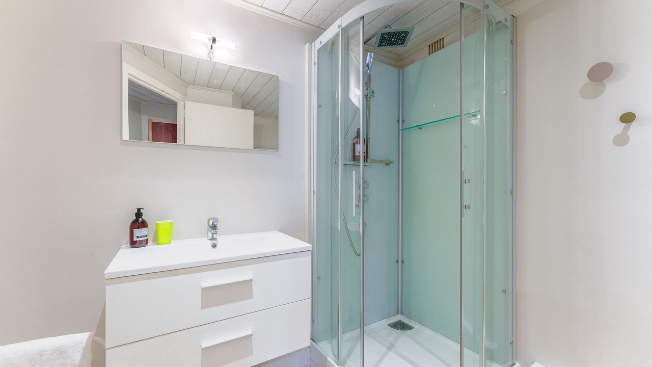 Photo of Bathroom in Graslin - Commerce