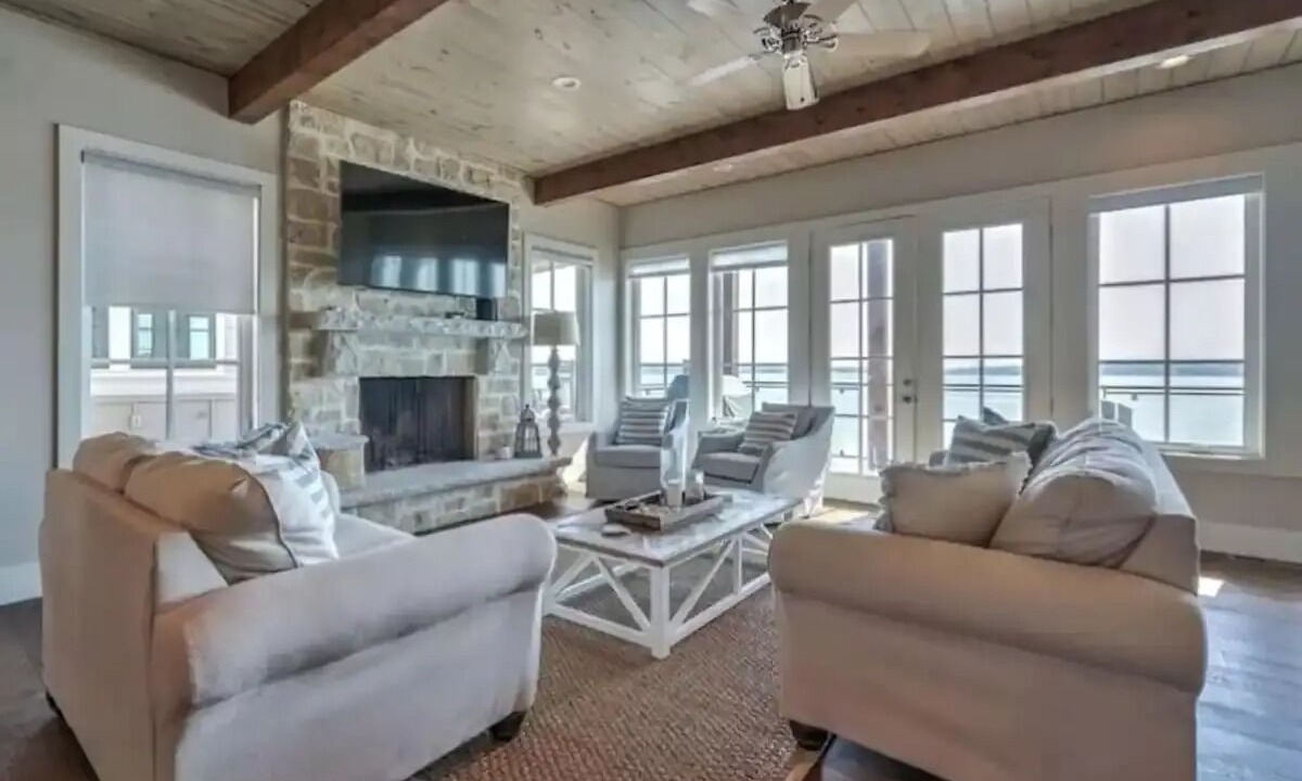 Photo of Livingroom in Langley