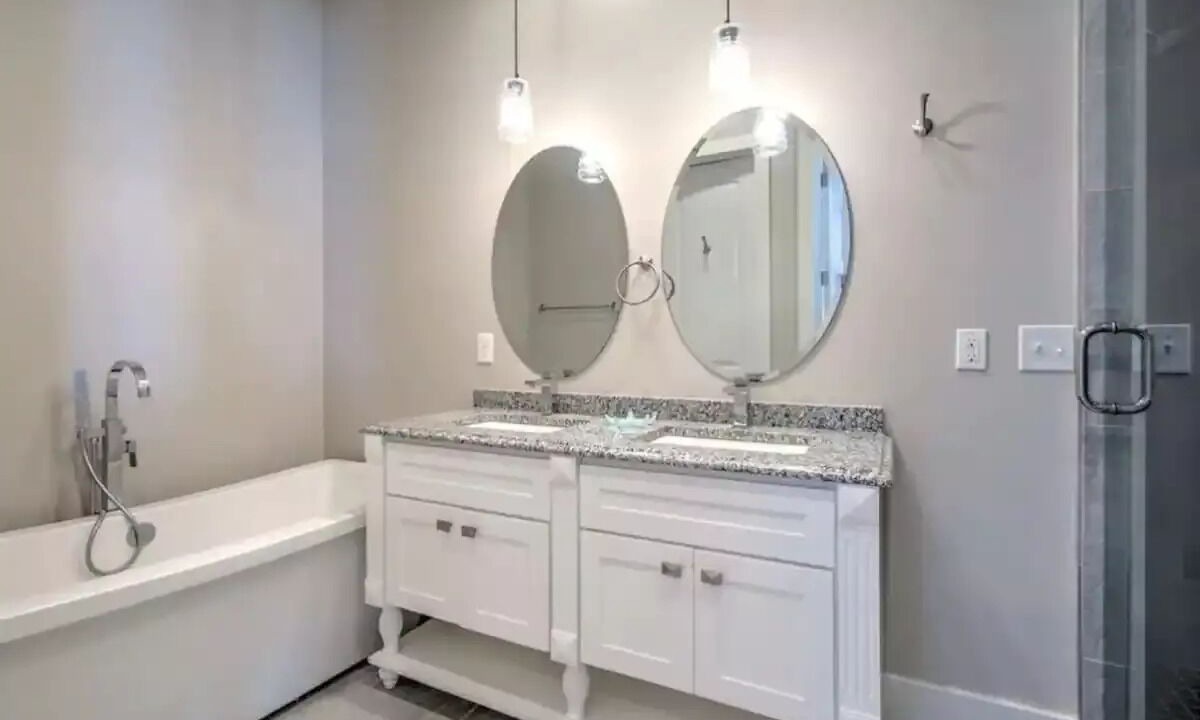 Photo of Bathroom in Langley