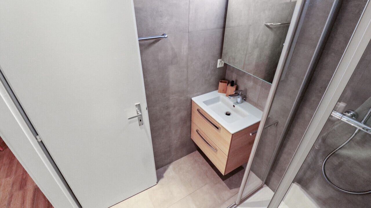 Photo of Bathroom in Lens