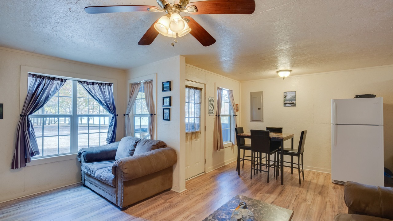 Photo of Livingroom in Cayuga