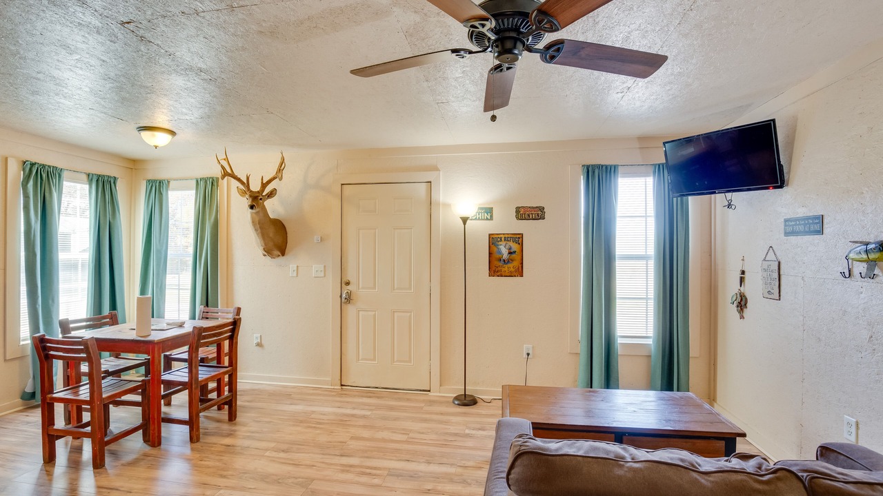 Photo of Livingroom in Cayuga