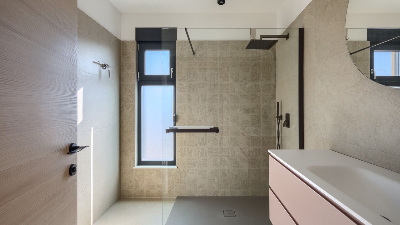 Photo of Bathroom in Tar