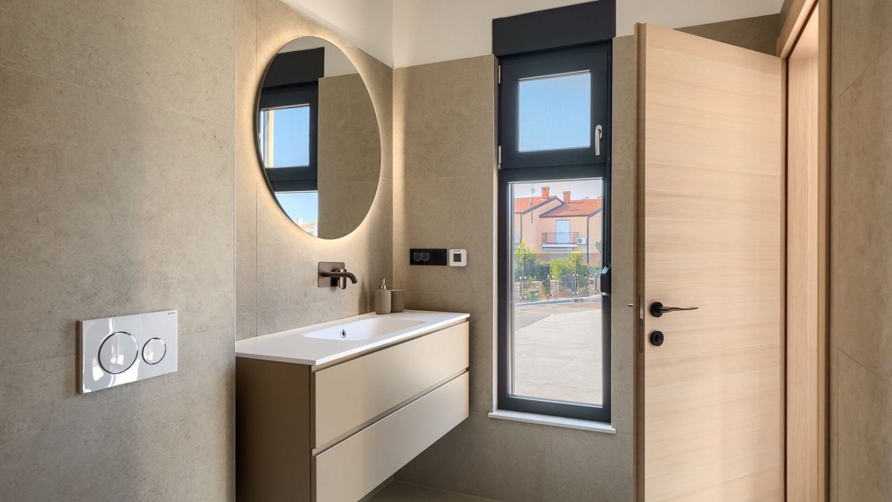 Photo of Bathroom in Tar