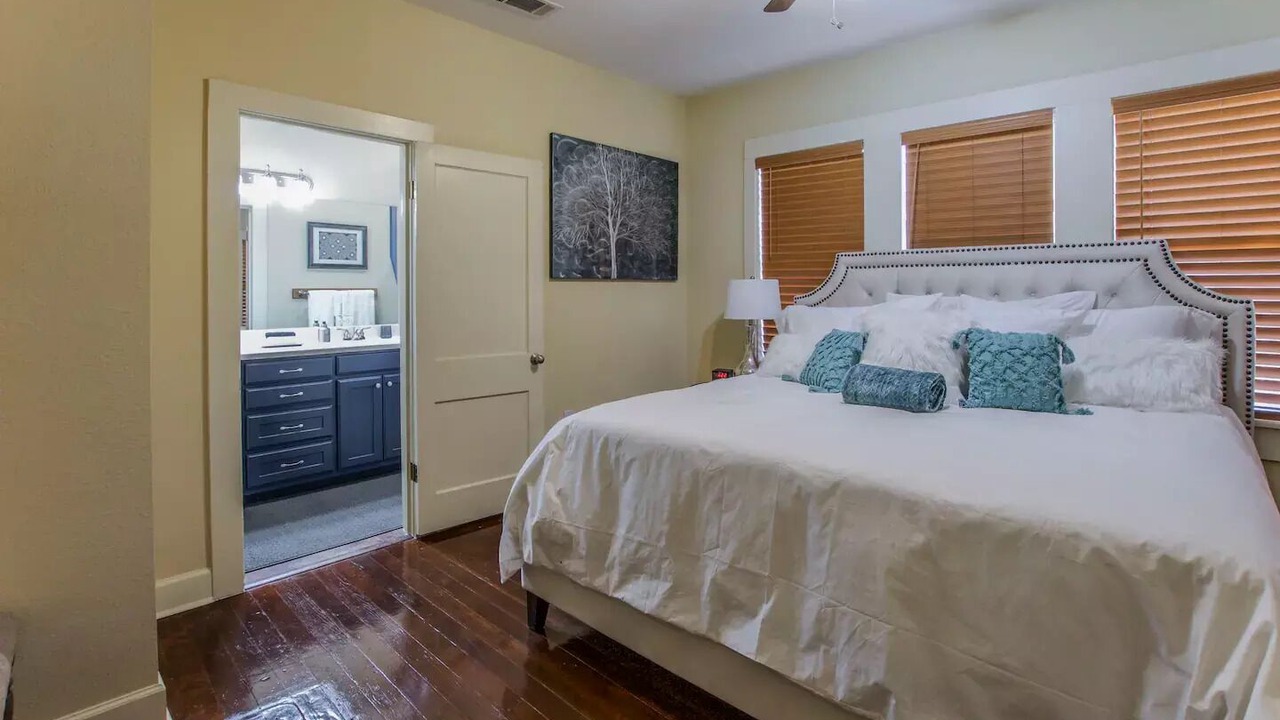 Photo of Bedroom in Lacy-Lakeview