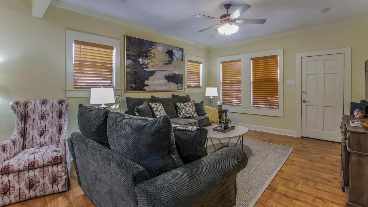 Photo of Livingroom in Lacy-Lakeview