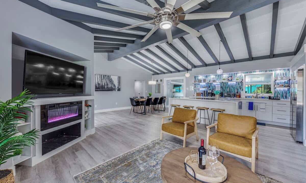 Photo of Livingroom in Oak Park - Northwood