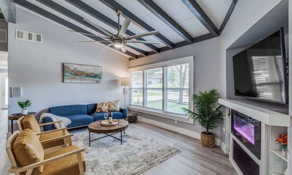 Photo of Livingroom in Oak Park - Northwood