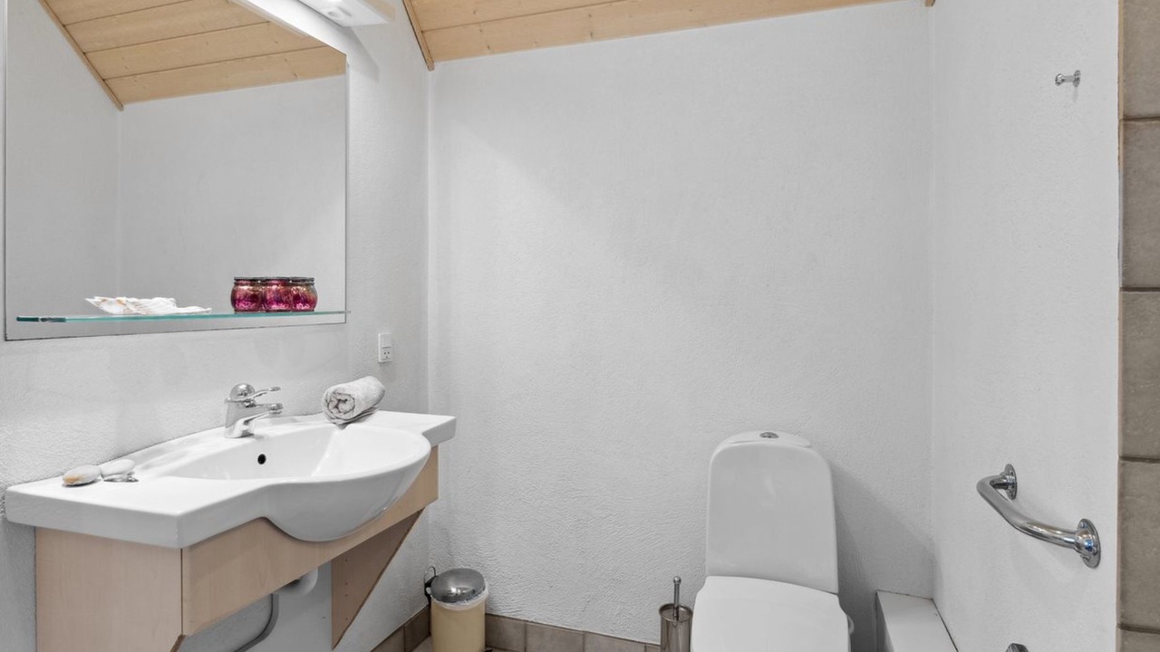 Photo of Bathroom in Fur
