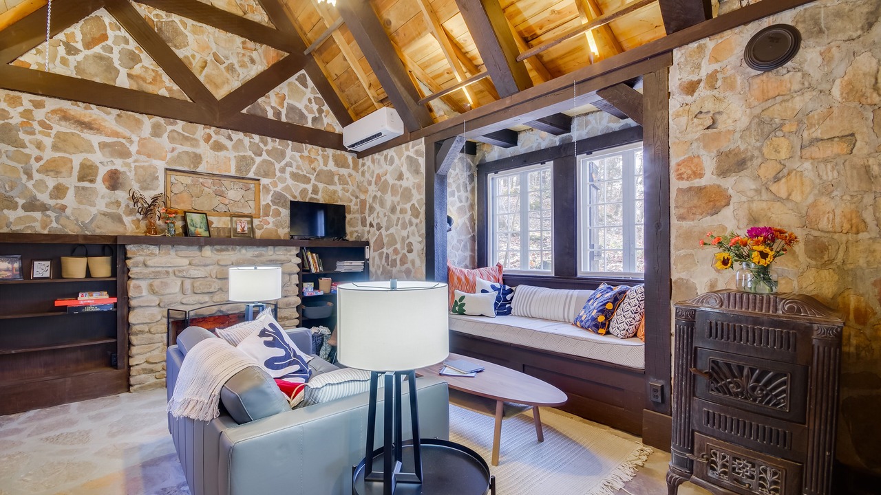 Photo of Livingroom in Cook Station
