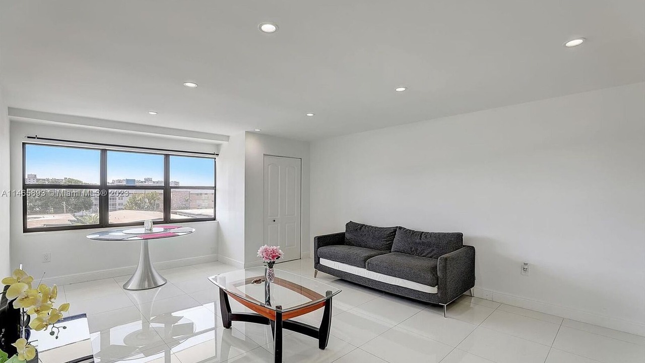 Photo of Livingroom in Eastern Shores