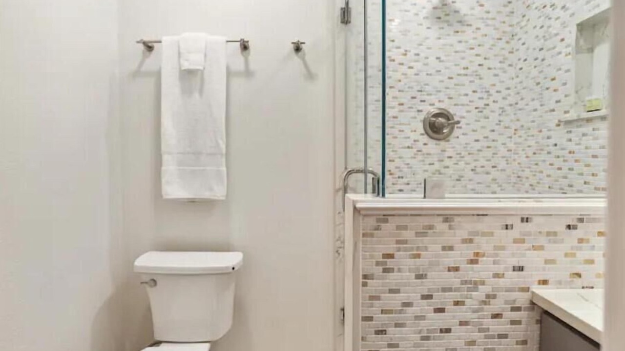 Photo of Bathroom in Sandy