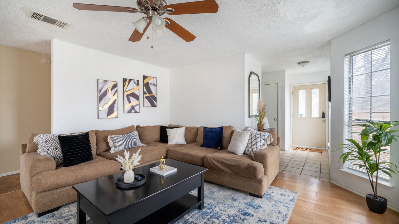 Photo of Livingroom in East Riverside - Oltorf