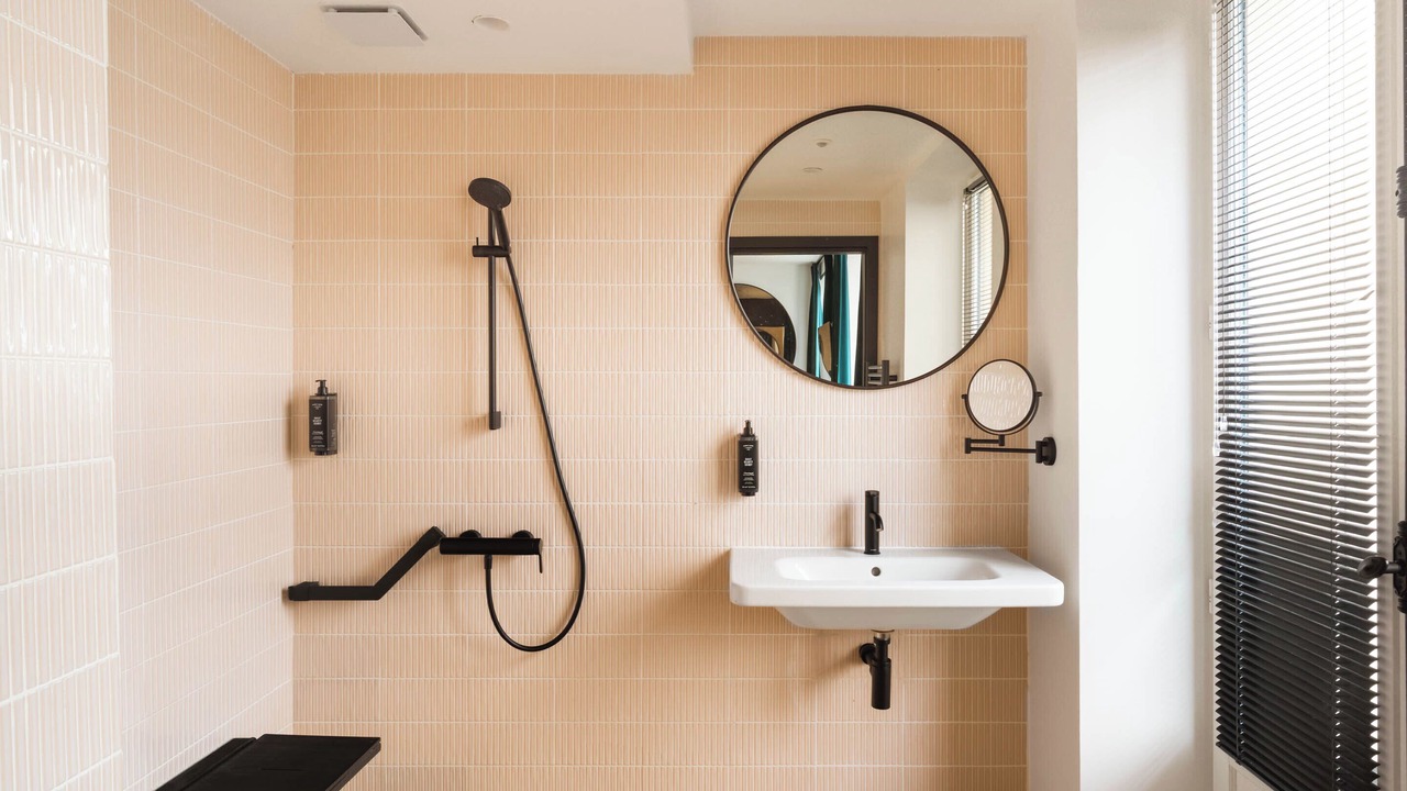 Photo of Bathroom in Quartier des Grandes-Carrieres