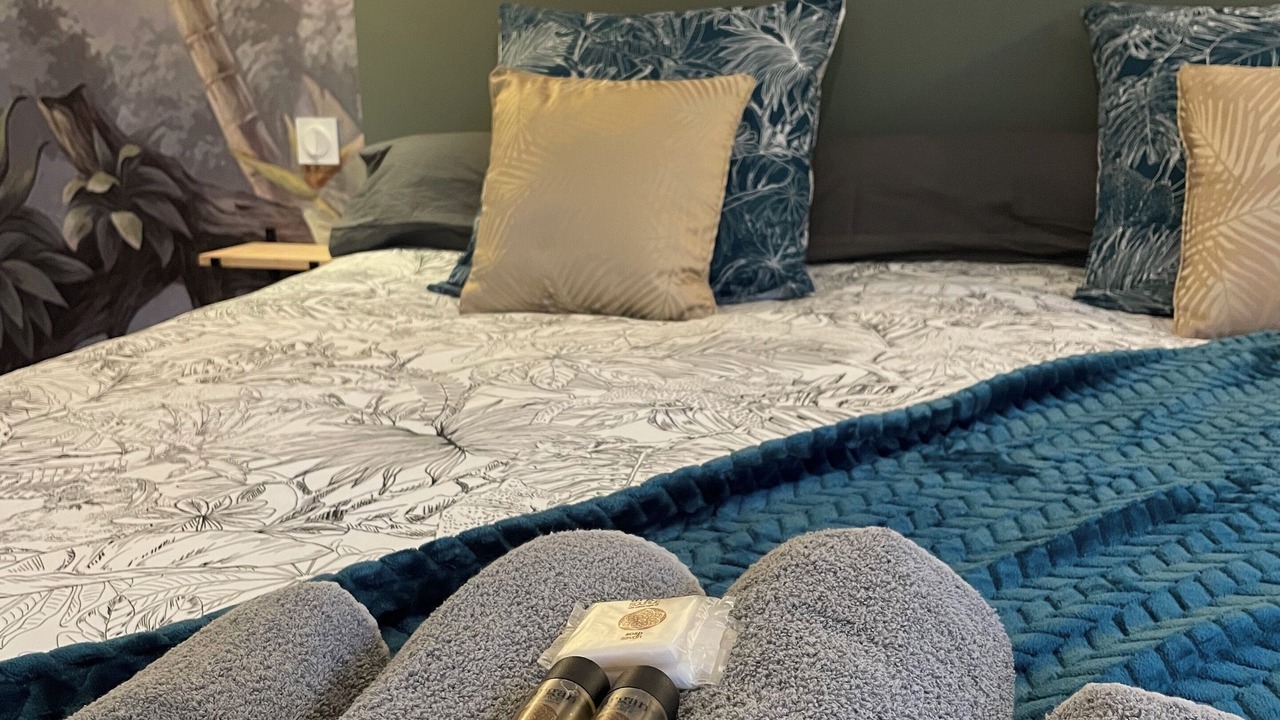 Photo of Bedroom in Louresse-Rochemenier