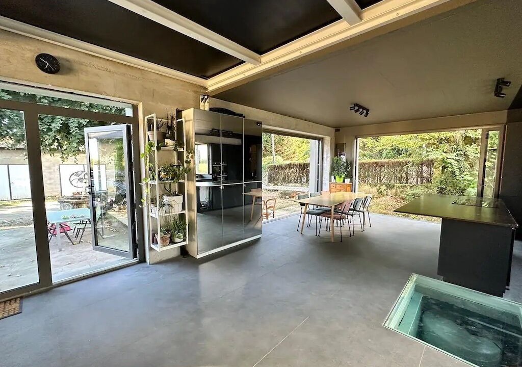 Photo of Others in Pressins