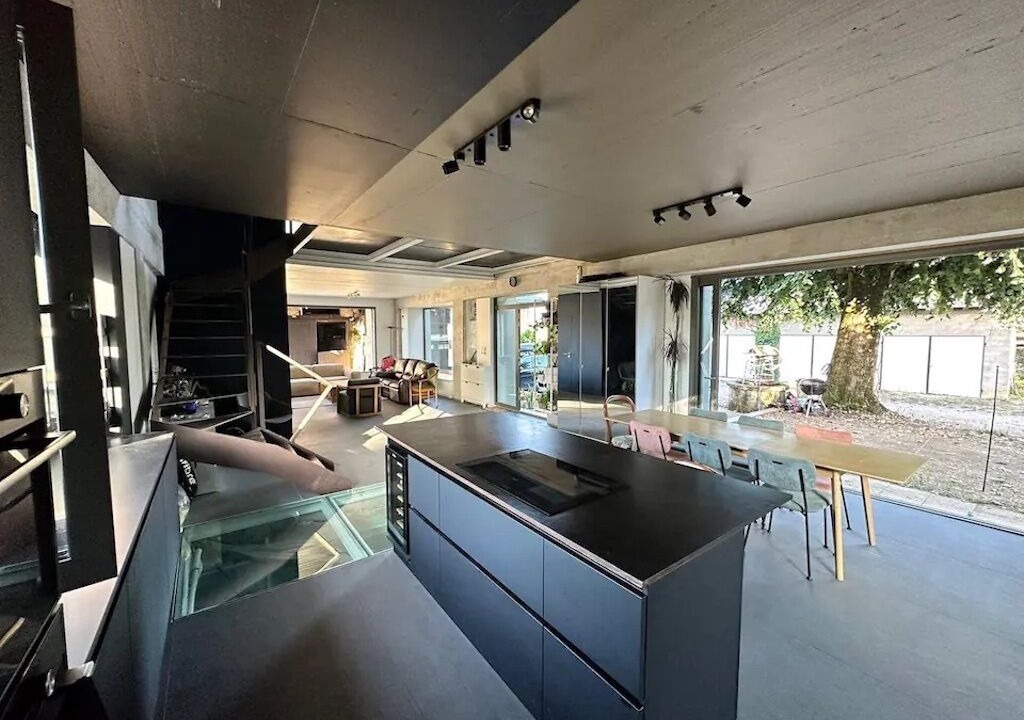 Photo of Others in Pressins