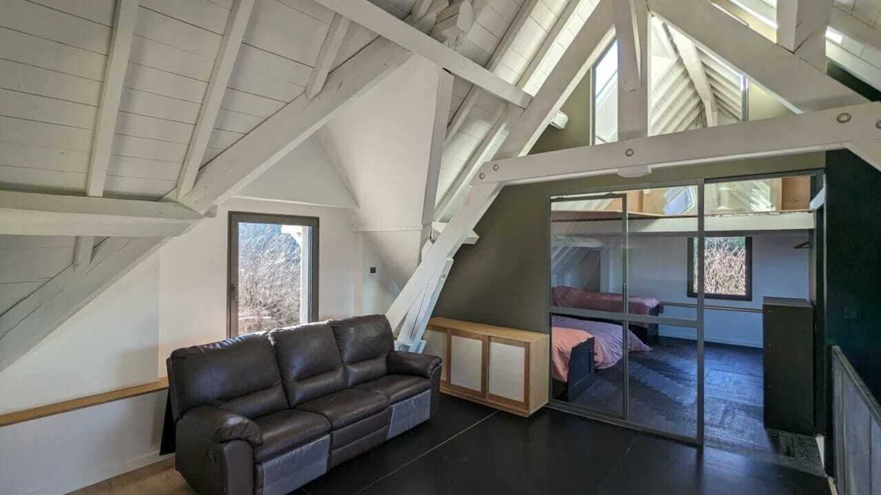 Photo of Others in Pressins