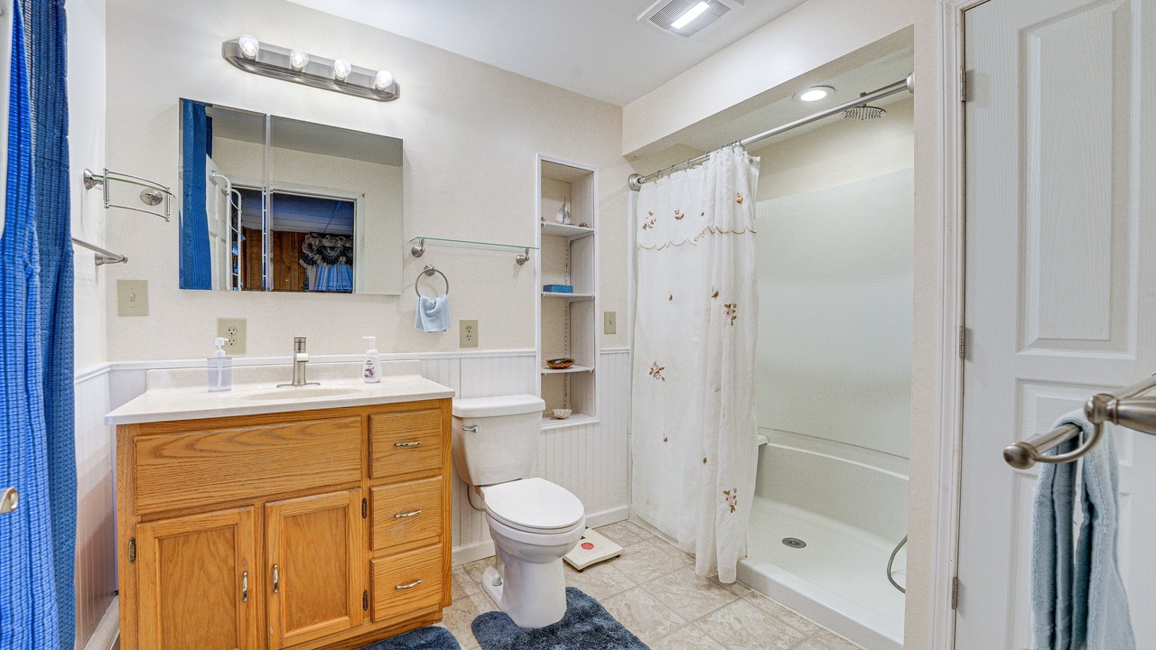 Photo of Bathroom in Farmersville Station