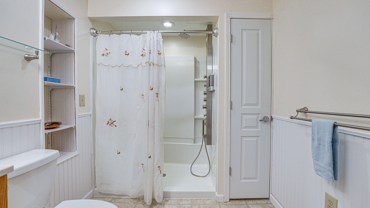 Photo of Bathroom in Farmersville Station
