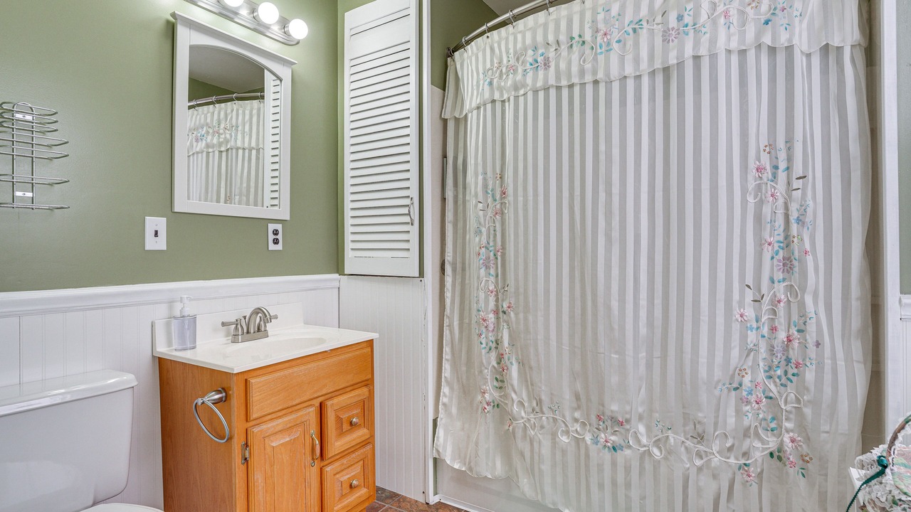 Photo of Bathroom in Farmersville Station