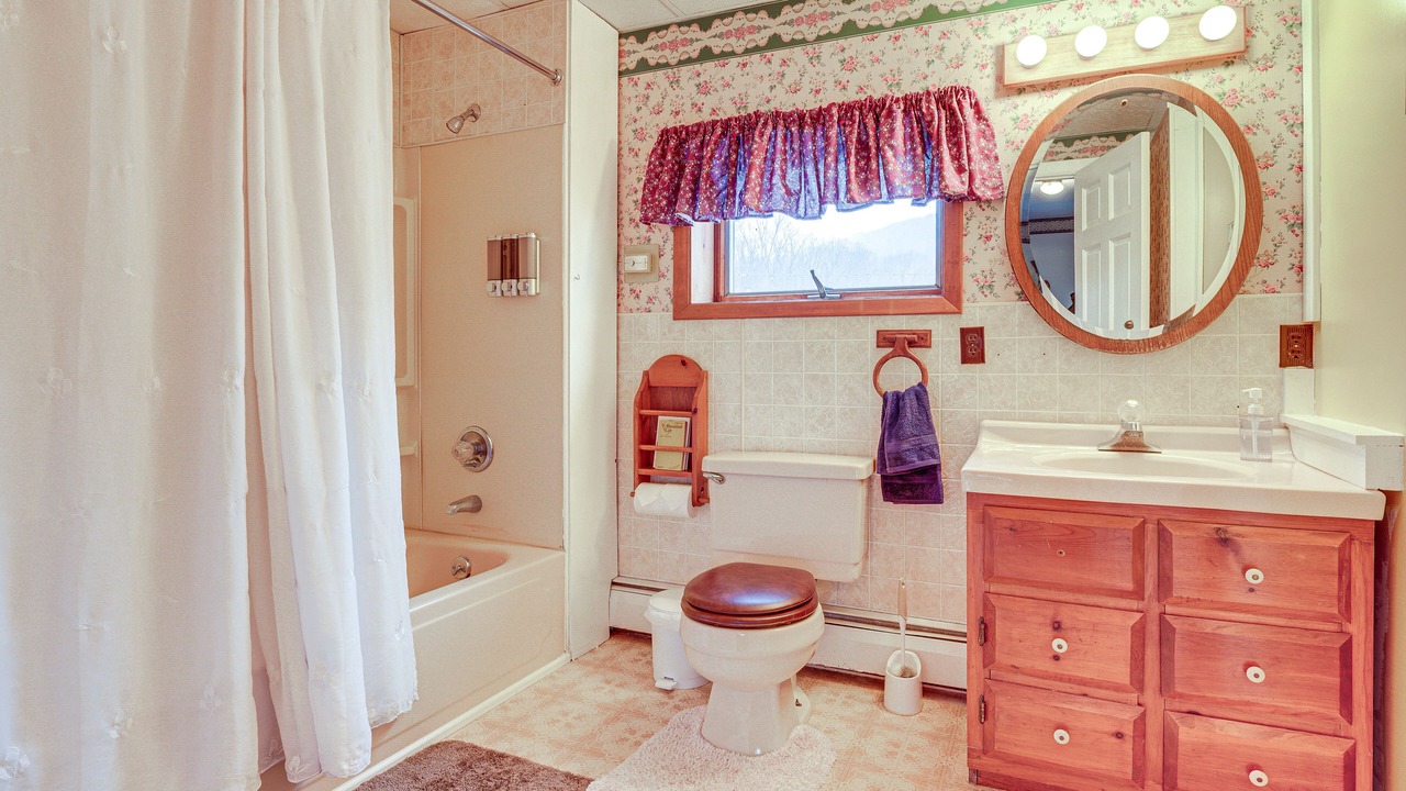Photo of Bathroom in Farmersville Station