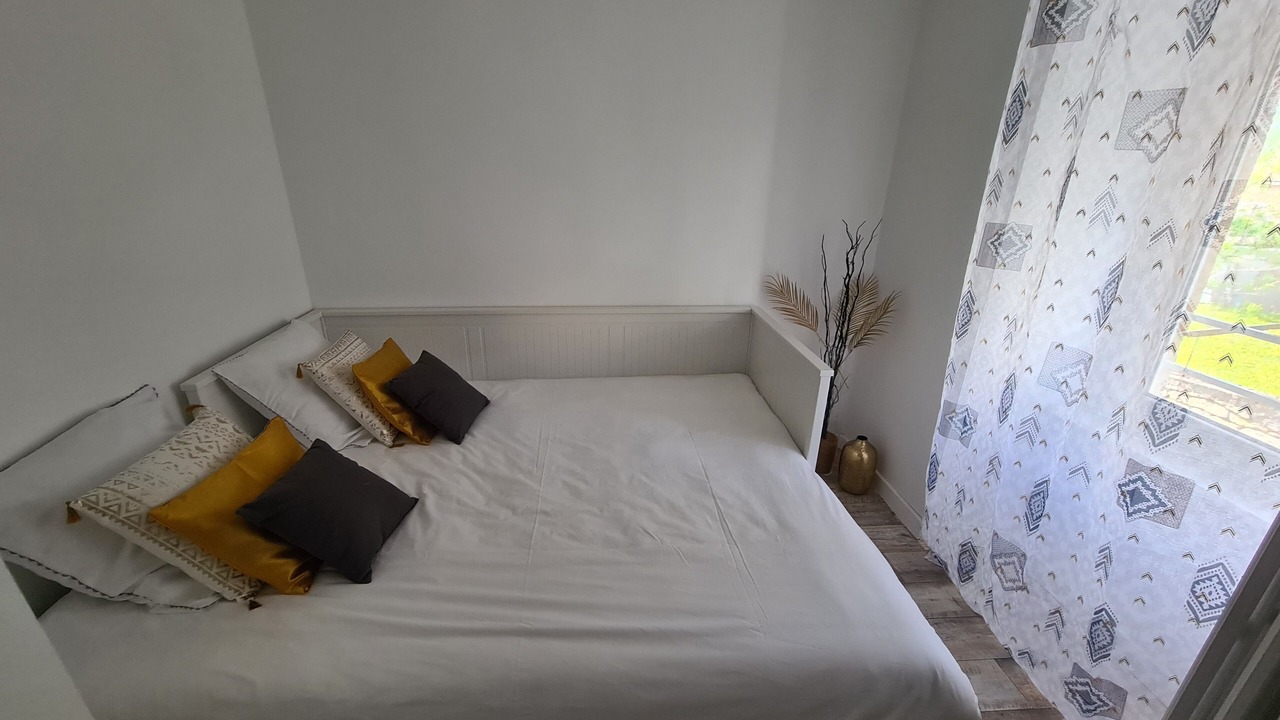 Photo of Bedroom in Saint-Martin-de-Lenne