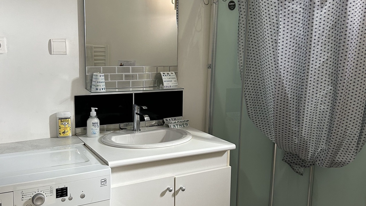 Photo of Bathroom in Lacroix-Falgarde