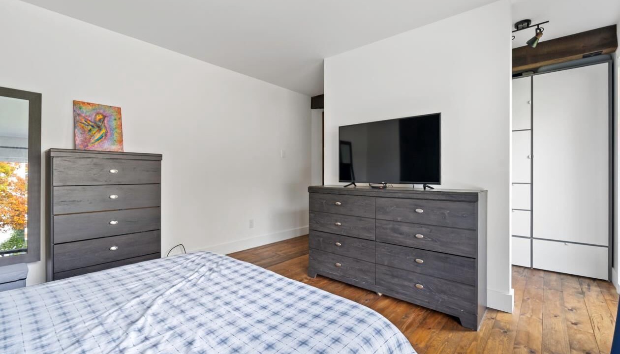 Photo of Bedroom in Dollard-des-Ormeaux